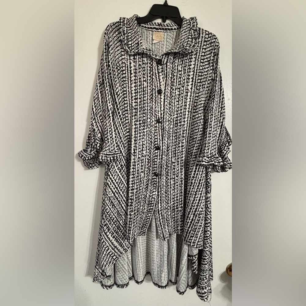 Black and White Women's Button-Up Top
